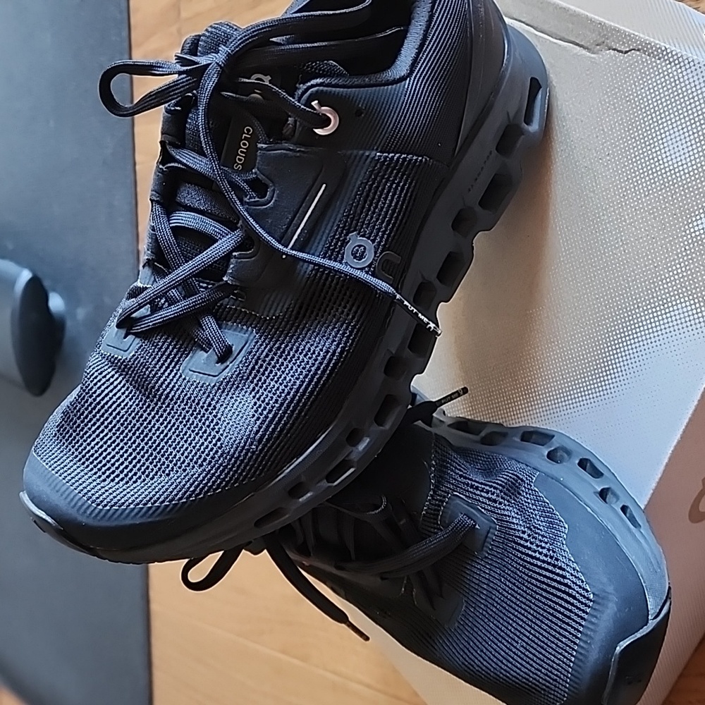 ON cloudstratus 2 womens black 7.5